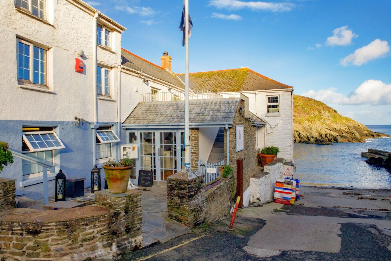Read more about the article Embrace Coastal Charm: Top 10 Seaside Hotels for Classic British Holidays