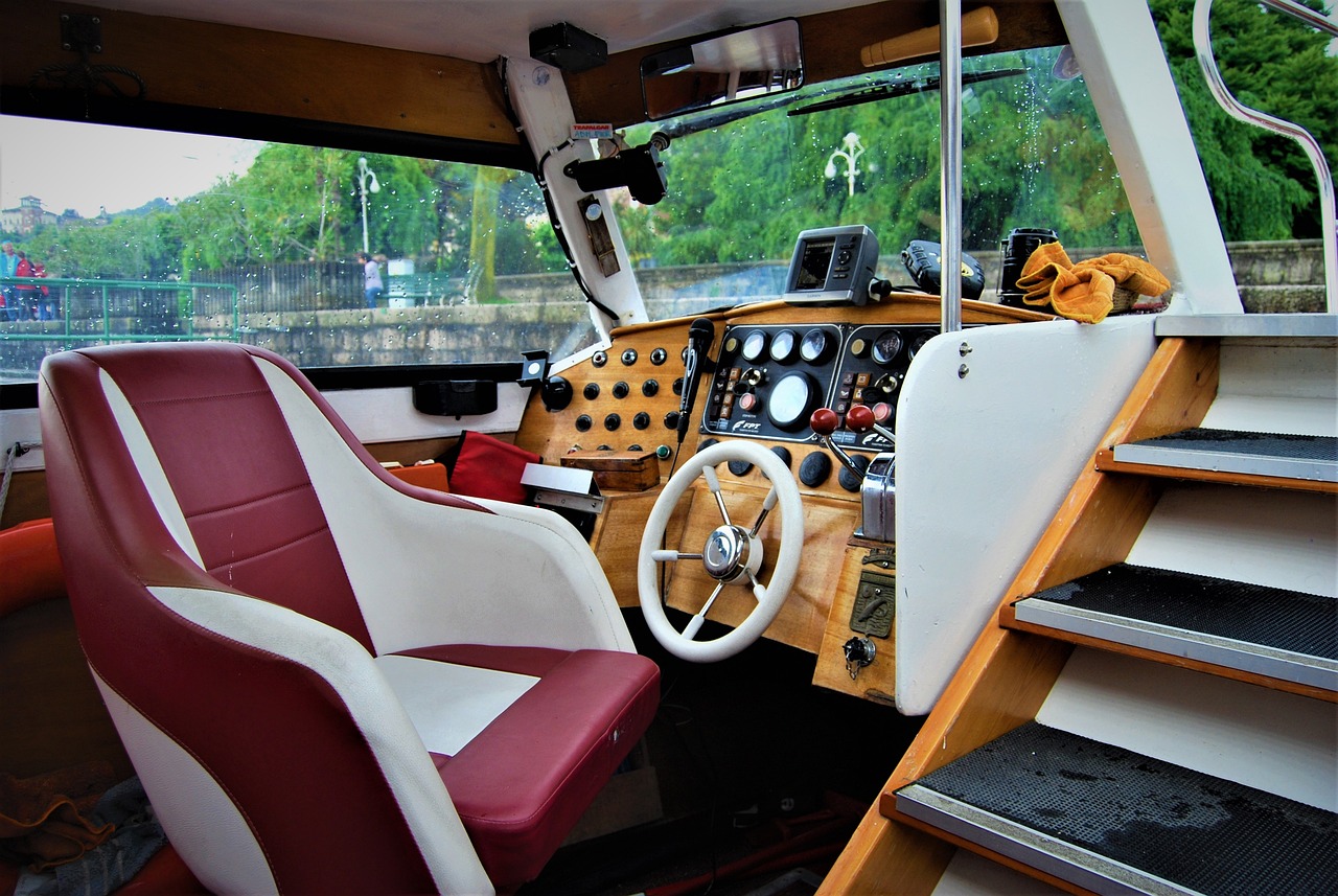 You are currently viewing Private Boat Hire in Manchester: Exploring the City’s Waterways