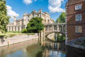 Read more about the article Cambridge Chronicles: Punting on the River Cam and University Tours