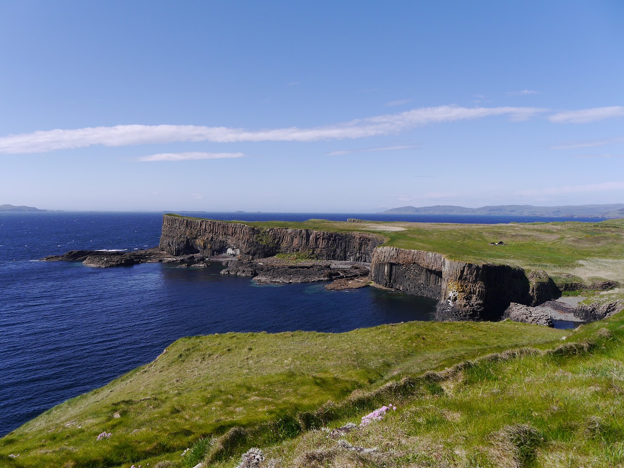 You are currently viewing Scottish Isles Odyssey: Island-Hopping in the Inner and Outer Hebrides