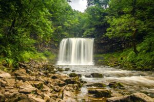 Read more about the article Top 10 UK Waterfall Hikes for Nature Enthusiasts