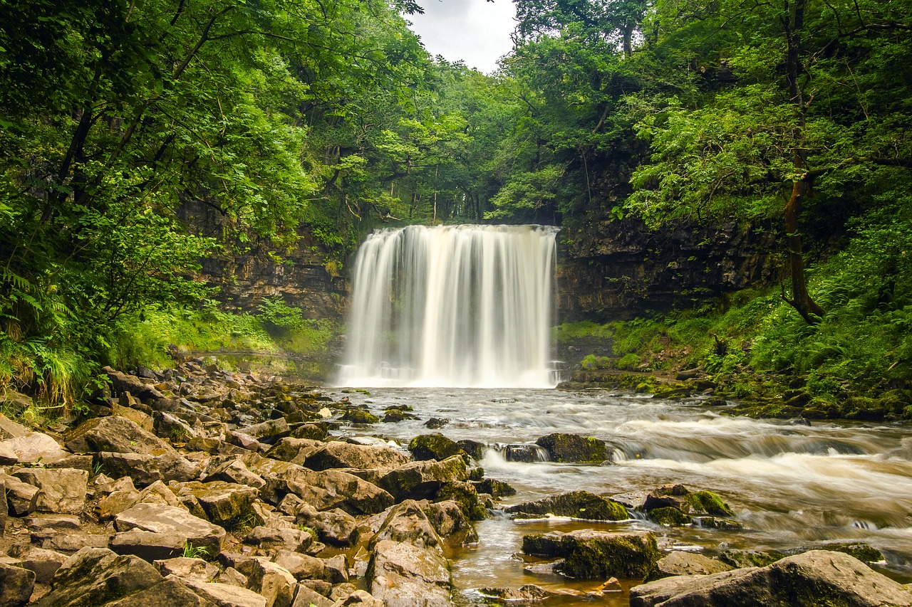 You are currently viewing Top 10 UK Waterfall Hikes for Nature Enthusiasts